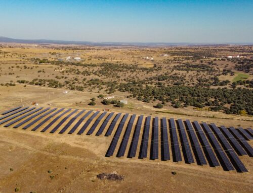 ¿Cómo puede ser la energía solar una solución sostenible para satisfacer las amplias necesidades energéticas locales?